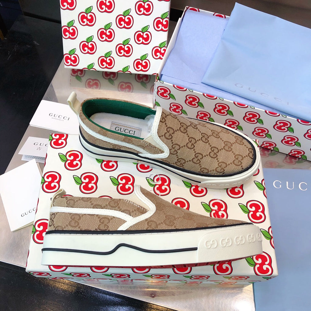 G u c c I baja slip on