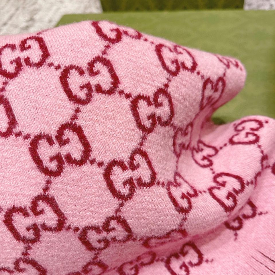 G u c c i scarf