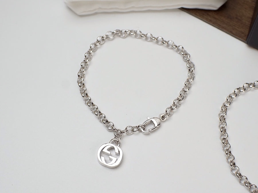 G u c c I bracelet
