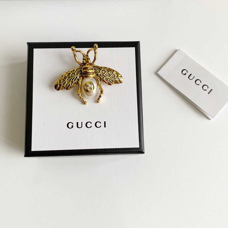 G u c c I brooch bee